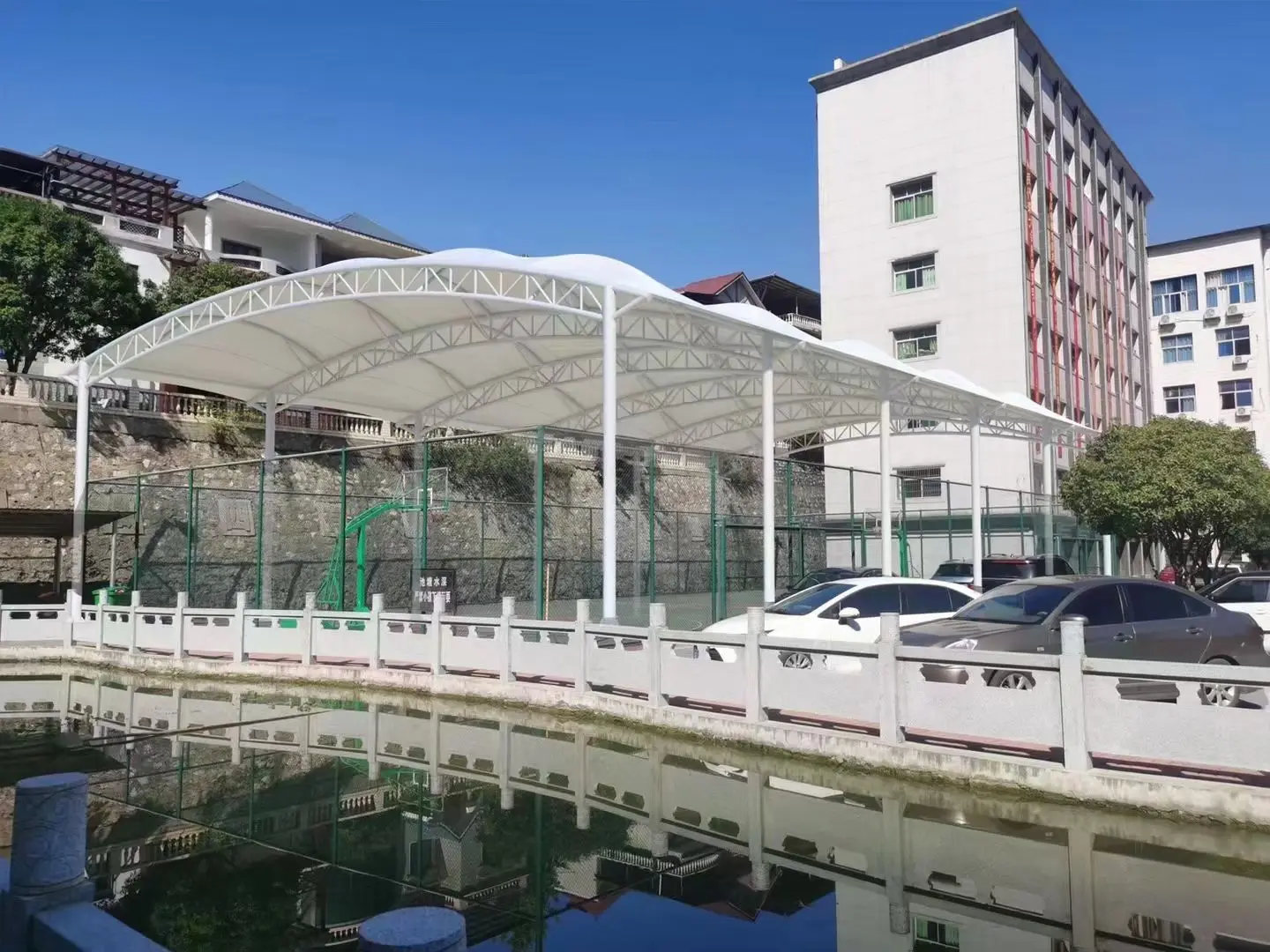 贵州丹寨园区停车棚总在漏水生锈？源头膜结构厂家：按本地气候选材，避开三大坑