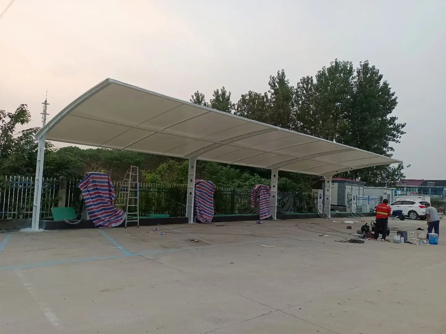 贵州丹寨膜结构工程科普:山地多雨强紫外线环境,停车棚选材别只看低价
